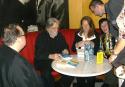 Neale Walsh gibt Autogramme